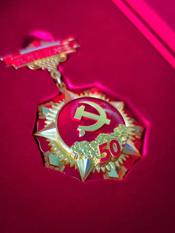 公司黨委走訪慰問老黨員 頒發(fā)“光榮在黨50年”紀(jì)念章.